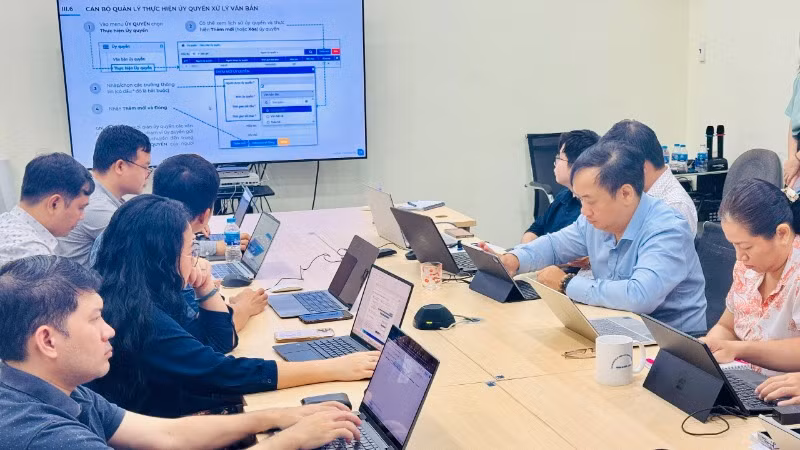 Bộ phận kỹ thuật của Trung tâm Chuyển đổi số Thành phố Hồ Chí Minh chia sẻ các nội dung cho các điểm cầu. Bộ phận kỹ thuật của Trung tâm Chuyển đổi số Thành phố Hồ Chí Minh chia sẻ các nội dung cho các điểm cầu.