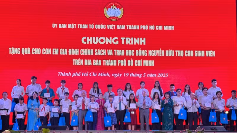 Ủy ban Mặt trận Tổ quốc Việt Nam Thành phố trao học bổng Nguyễn Hữu Thọ cho 33 sinh viên trên địa bàn.