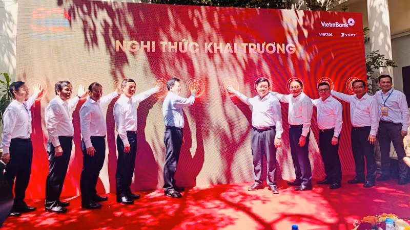 Các đồng chí lãnh đạo nhấn nút khai trương Trung tâm Báo chí phục vụ Lễ kỷ niệm 50 năm Ngày Giải phóng miền nam, thống nhất đất nước.
