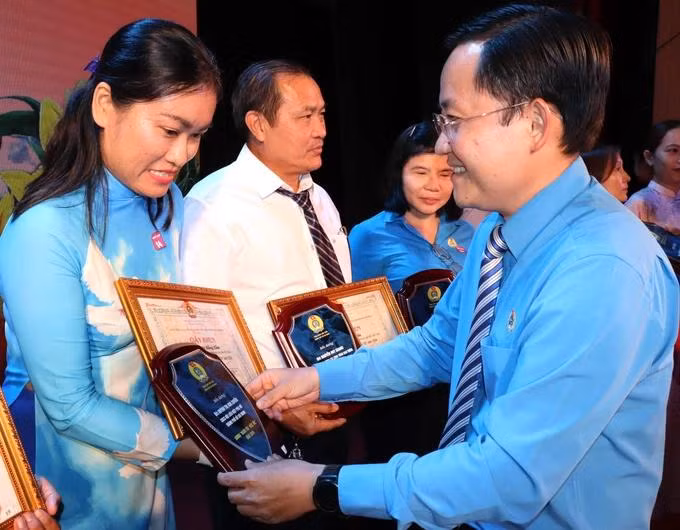 Cũng trong dịp này, công đoàn các cấp thực hiện tôn vinh, biểu dương công nhân có thành tích trong lao động, sản xuất có nhiều sáng kiến, sáng tạo.