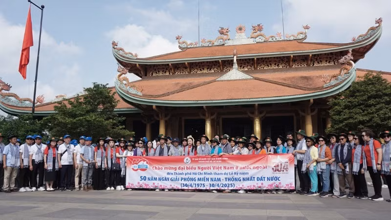 Đoàn thanh thiếu niên kiều bào Thái Lan cùng các đại biểu về thăm Củ Chi sáng ngày 28/4.
