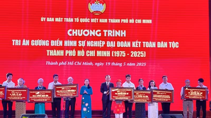 Ủy ban Mặt trận Tổ quốc Việt Nam Thành phố Hồ Chí Minh đã tri ân 49 gương điển hình sự nghiệp đại đoàn kết toàn dân tộc Thành phố Hồ Chí Minh (1975-2025).