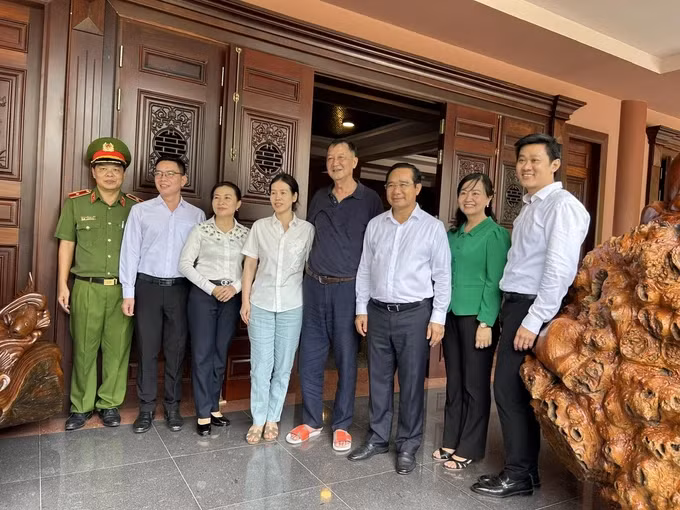 Đồng chí Nguyễn Văn Được cùng các thành viên trong đoàn chụp hình lưu niệm với các thành viên gia đình cố Thủ tướng Phan Văn Khải. Đồng chí Nguyễn Văn Được cùng các thành viên trong đoàn chụp hình lưu niệm với các thành viên gia đình cố Thủ tướng Phan Văn Khải.