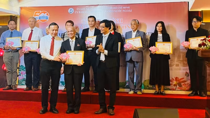 50 kiều bào tiêu biểu đóng góp cho quá trình xây dựng, phát triển Thành phố Hồ Chí Minh vừa được Ủy ban về người Việt Nam ở nước ngoài thành phố vinh danh vào sáng 25/4. 