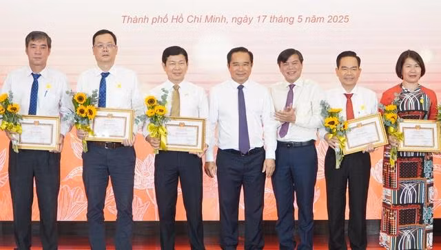 Lãnh đạo Thành phố trao Giấy khen cho các cá nhân đạt thành tích trong trong "Học tập và làm theo tư tưởng, đạo đức, phong cách Hồ Chí Minh". (Ảnh: LÊ VĨNH)