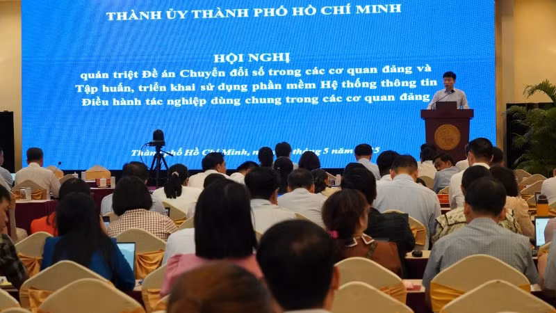 Đại diện Cục Chuyển đổi số-Cơ yếu, Văn phòng Trung ương Đảng phổ biến các nội dung cốt lõi, trọng tâm của Đề án Chuyển đổi số trong các cơ quan Đảng.