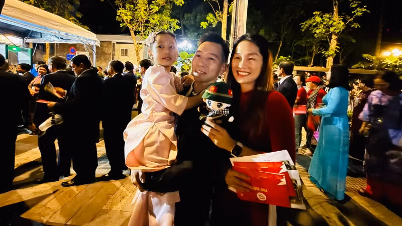 Vợ chồng chị Phạm Thị Thu Hường (giảng viên Đại học Y Hà Nội) cảm thấy may mắn khi có mặt ở Thành phố Hồ Chí Minh dịp này để trực tiếp chứng kiến những khoảnh khắc kỳ diệu này.