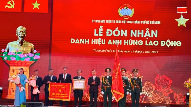 Ủy ban Mặt trận Tổ quốc Việt Nam Thành phố Hồ Chí Minh đón nhận Danh hiệu “Anh hùng Lao động”.