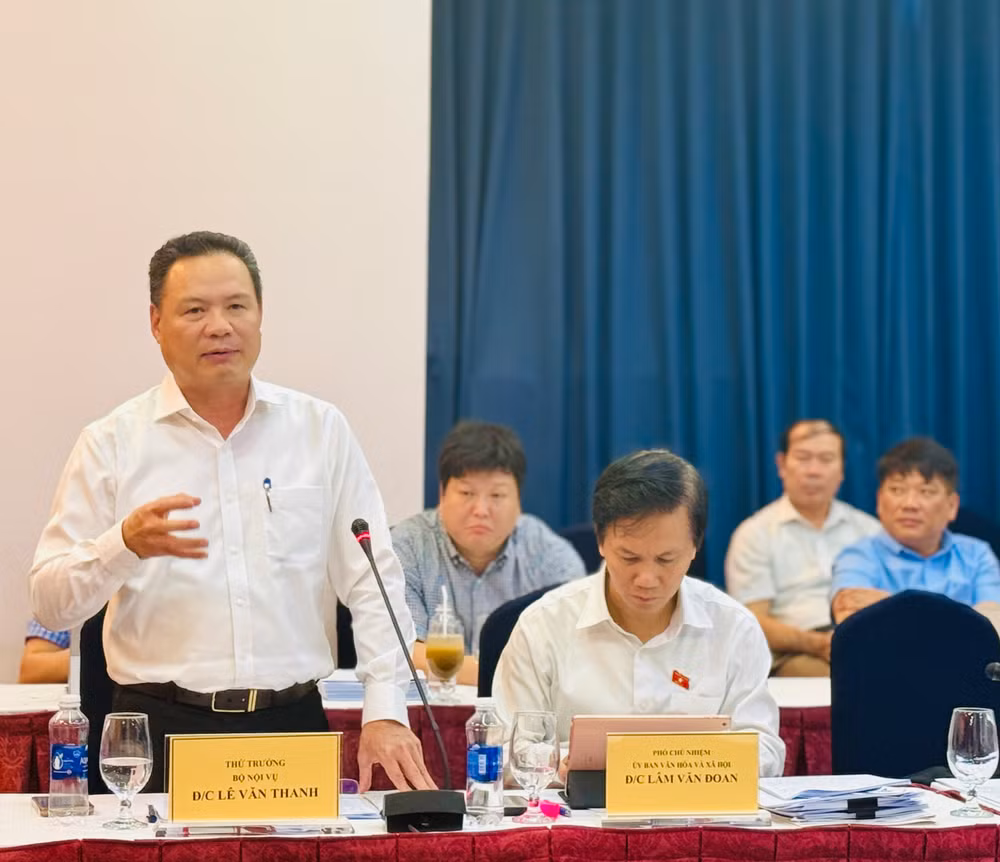 Đại diện Ban soạn thảo, Thứ trưởng Nội vụ Lê Văn Thanh đã giải trình làm rõ các nội dung đại biểu đặt ra. Đại diện Ban soạn thảo, Thứ trưởng Nội vụ Lê Văn Thanh đã giải trình làm rõ các nội dung đại biểu đặt ra.