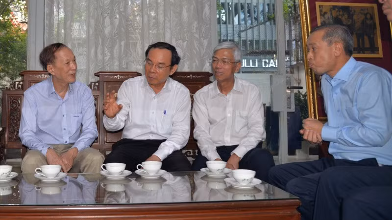 Đồng chí Nguyễn Văn Nên và đoàn đã tới thăm gia đình đồng chí Mai Chí Thọ. Đồng chí Nguyễn Văn Nên và đoàn đã tới thăm gia đình đồng chí Mai Chí Thọ.