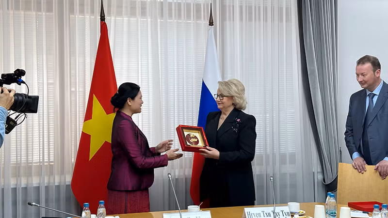 Chủ tịch Hà Thị Nga trao quà lưu niệm cho Chủ tịch Hội Phụ nữ Nga "Niềm hy vọng nước Nga". (Ảnh: THÙY VÂN)