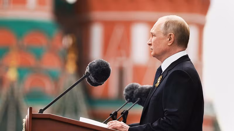 Tổng thống Putin phát biểu tại Lễ duyệt binh Chiến thắng ở Quảng trường Đỏ. (Ảnh: RBK)