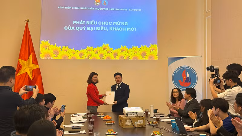 Bà Ngô Thị Thu Hoài trao quà cho các sinh viên y dược tại Nga. (Ảnh: THÙY VÂN)
