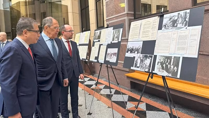 Bộ trưởng Sergei Lavrov và Đại sứ Đặng Minh Khôi tham dự lễ khai mạc triển lãm. (Ảnh: THÙY VÂN)