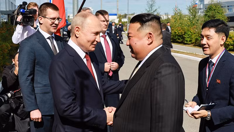 Hai nhà lãnh đạo gặp nhau ở cổng chính sân bay vũ trụ Vostochny. Ảnh: TACC