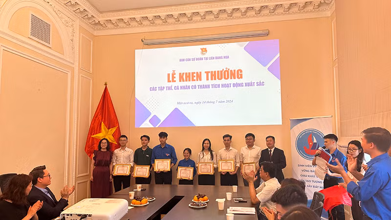 Lễ khen thưởng các cá nhân và tập thể có thành tích xuất sắc trong công tác Đoàn và phong trào thanh niên tại Nga năm 2023. (Ảnh: THÙY VÂN) Lễ khen thưởng các cá nhân và tập thể có thành tích xuất sắc trong công tác Đoàn và phong trào thanh niên tại Nga năm 2023. (Ảnh: THÙY VÂN)
