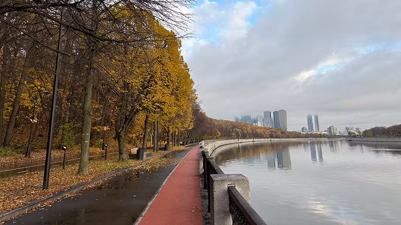 Đường đi bộ ven sông Moskva với những hàng cây chạy dài bất tận. Đường đi bộ ven sông Moskva với những hàng cây chạy dài bất tận.