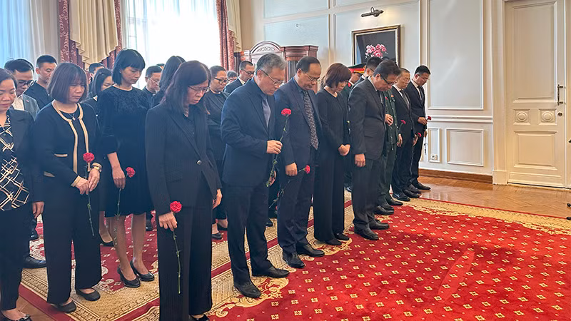 Đại sứ Đặng Minh Khôi cùng cán bộ Đại sứ quán và các cơ quan bên cạnh Đại sứ quán viếng nguyên Chủ tịch nước Trần Đức Lương. Đại sứ Đặng Minh Khôi cùng cán bộ Đại sứ quán và các cơ quan bên cạnh Đại sứ quán viếng nguyên Chủ tịch nước Trần Đức Lương.