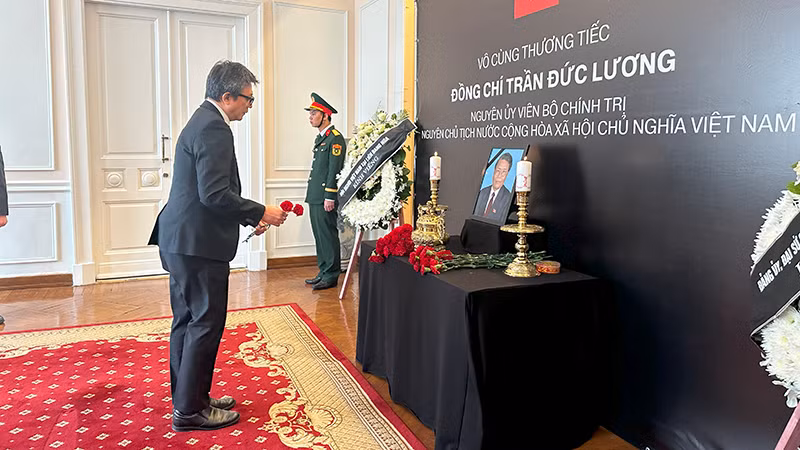 Đại diện Đại sứ quán Indonesia vào viếng. Đại diện Đại sứ quán Indonesia vào viếng.
