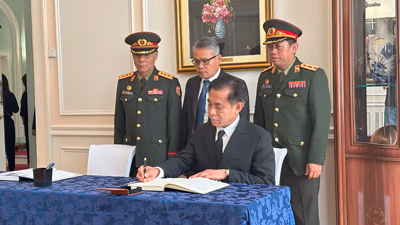 Đại diện Đoàn Đại sứ quán Lào tại LB Nga ghi sổ tang. Đại diện Đoàn Đại sứ quán Lào tại LB Nga ghi sổ tang.