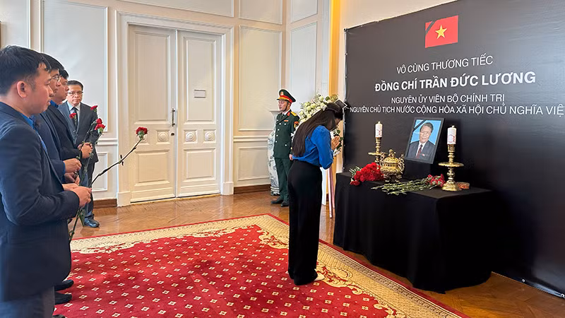 Đại diện Đoàn Thanh niên cộng sản Hồ Chí Minh vào viếng. Đại diện Đoàn Thanh niên cộng sản Hồ Chí Minh vào viếng.