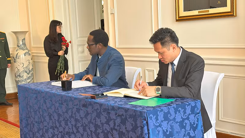 Đại diện Đại sứ quán Senegal ghi sổ tang. Đại diện Đại sứ quán Senegal ghi sổ tang.