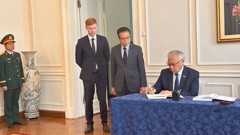 Phó Chủ nhiệm Ủy ban về các vấn đề quốc tế Hội đồng liên bang (Thượng viện), Thượng nghị sĩ Damsuev Baiakhalanovik ghi sổ tang. Phó Chủ nhiệm Ủy ban về các vấn đề quốc tế Hội đồng liên bang (Thượng viện), Thượng nghị sĩ Damsuev Baiakhalanovik ghi sổ tang.