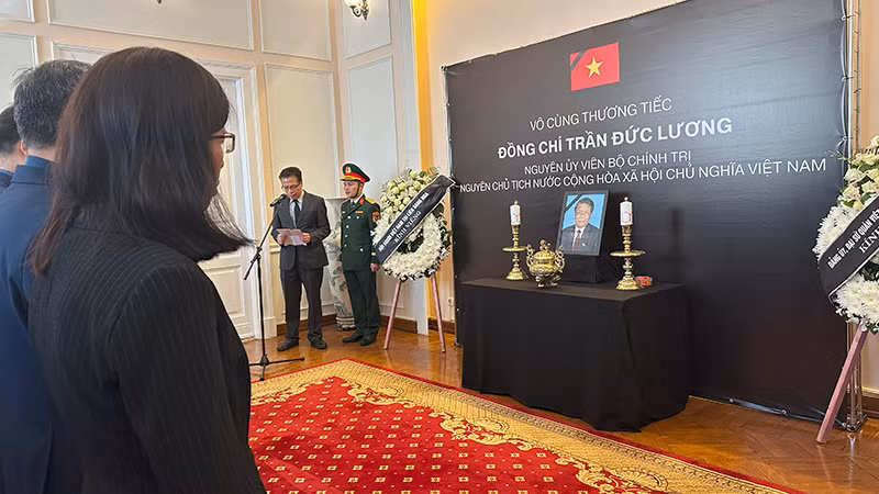 Đại sứ Đặng Minh Khôi phát biểu tại lễ viếng. Đại sứ Đặng Minh Khôi phát biểu tại lễ viếng.