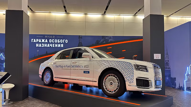 Chiếc xe Limousine thời thượng được trưng bày tại triển lãm. (Ảnh: THÙY VÂN) Chiếc xe Limousine thời thượng được trưng bày tại triển lãm. (Ảnh: THÙY VÂN)