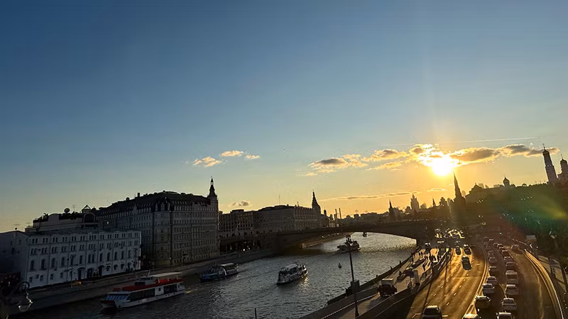 Dòng sông Moskva nhìn từ cầu kính công viên Zaryadye.( Ảnh: THÙY VÂN) Dòng sông Moskva nhìn từ cầu kính công viên Zaryadye.( Ảnh: THÙY VÂN)