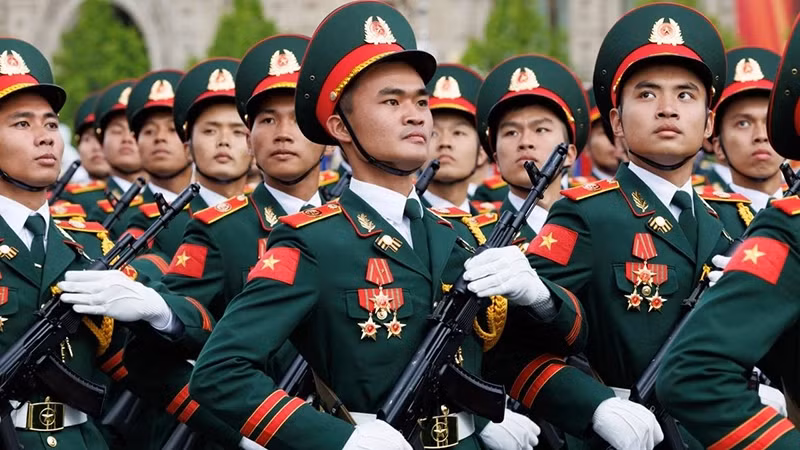 Các sĩ quan, học viên của Trường Sĩ quan Lục quân 1 Việt Nam tham gia duyệt binh trên Quảng trường Đỏ. (Ảnh: RIA Novosti)
