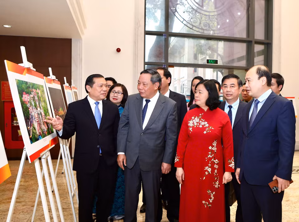 Các đại biểu tham quan gian trưng bày ảnh bên lề lễ trao giải. (Ảnh: QUỐC TOẢN) Các đại biểu tham quan gian trưng bày ảnh bên lề lễ trao giải. (Ảnh: QUỐC TOẢN)