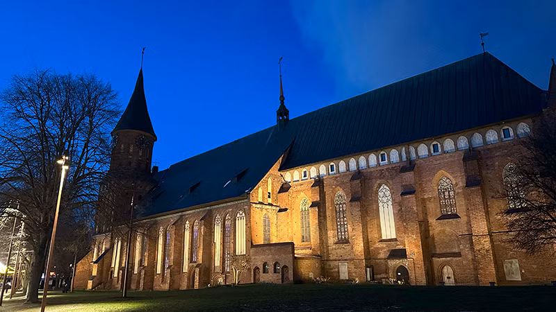 Nhà thờ lớn Konigsberg trên đảo Kant là biểu tượng của thành phố Kaliningrad. Ngày nay, nhà thờ không còn chức năng tôn giáo mà được sử dụng để tổ chức hòa nhạc của viện bảo tàng. Nhà thờ lớn Königsberg, đã được khôi phục vào những năm 1990, khi người dân bắt đầu tìm hiểu về quá khứ trước đây bị bỏ qua.