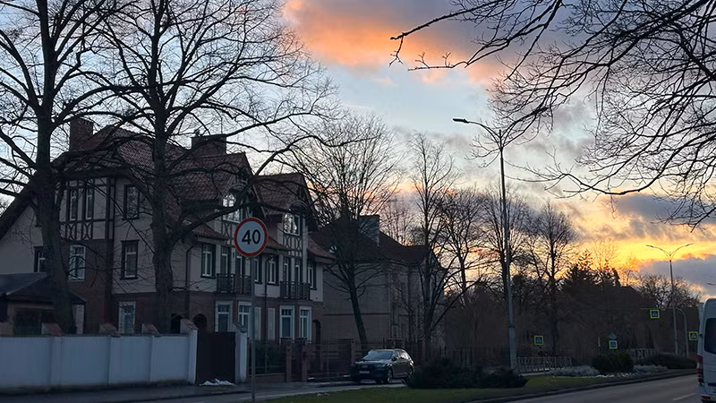 Kaliningrad còn được gọi là "châu Âu của Nga" với những khu phố mang đậm chất phong cách kiến trúc châu Âu. Nhiều tòa nhà từ thời Đức ở trung tâm thành phố lịch sử đã được bảo tồn và được xây dựng lại.