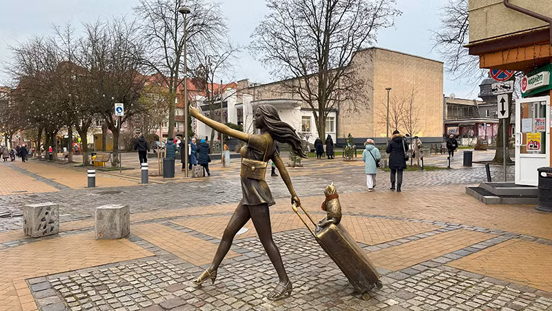 Hiện chính quyền Kaliningrad đang tập trung phát triển hạ tầng giao thông, nâng cấp sân bay và phát triển các cảng biển để tiếp cận với phần lãnh thổ lớn của Nga một cách thuận tiện hơn. Phát triển du lịch cũng được xem là yếu tố tăng cường sự ổn định kinh tế tại vùng đất cực Tây của Nga.