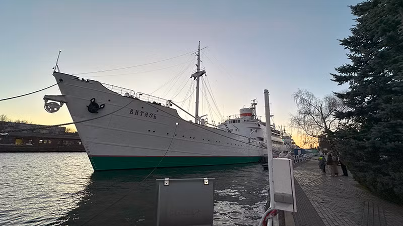 Thành phố nằm ở ngã ba sông Pregel chảy vào vịnh Kaliningrad. Tại thành phố này có một cảng lớn và là nơi đóng quân của Hạm đội Baltic, Hải quân Nga. Các bảo tàng cũng là điểm nhấn ở thành phố Kaliningrad với Khu triển lãm Bảo tàng Đại dương thế giới với những con tàu chiến đậu dọc bên bờ kè. Ngày nay, phần lớn cư dân của Kaliningrad là người Nga đến định cư sau năm 1945. Một bộ phận dân số đến từ các nhóm dân tộc Slavic khác nhau. Hiện nay, Kaliningrad cũng là nơi sinh sống của các cộng đồng nhỏ người Tatar, Đức, Armenia, Ba Lan và Litva.