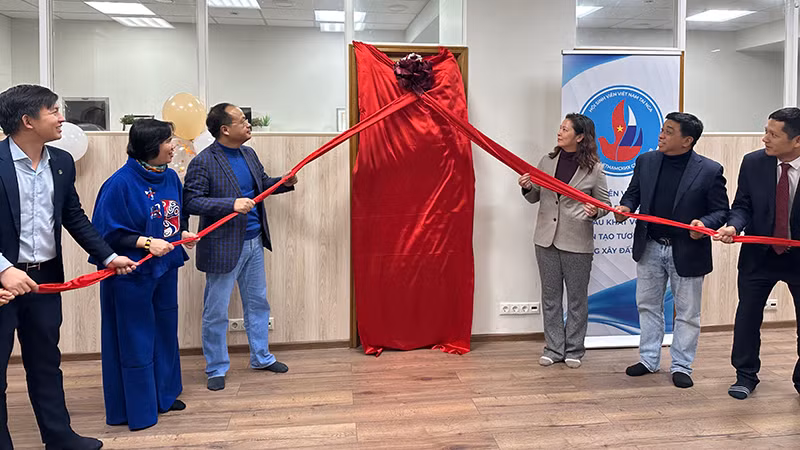 Nghi thức kéo băng khai trương phòng Thư viện Thanh niên (Ảnh: THÙY VÂN) Nghi thức kéo băng khai trương phòng Thư viện Thanh niên (Ảnh: THÙY VÂN)