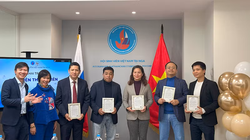 Các đại biểu nhận giấy cảm ơn của Hội sinh viên Việt Nam vì những đóng góp cho việc xây dựng phòng Thư viện Thanh niên. (Ảnh: THÙY VÂN) Các đại biểu nhận giấy cảm ơn của Hội sinh viên Việt Nam vì những đóng góp cho việc xây dựng phòng Thư viện Thanh niên. (Ảnh: THÙY VÂN)