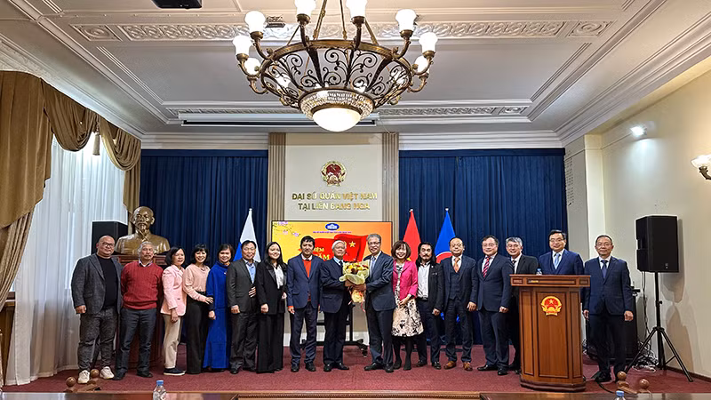Đại diện Hội Văn học nghệ thuật Việt Nam tại Nga chụp ảnh lưu niệm cùng Đại sứ và cán bộ Đại sứ quán. (Ảnh: THÙY VÂN) Đại diện Hội Văn học nghệ thuật Việt Nam tại Nga chụp ảnh lưu niệm cùng Đại sứ và cán bộ Đại sứ quán. (Ảnh: THÙY VÂN)