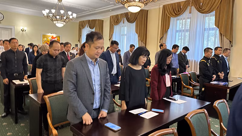 Cán bộ, nhân viên Đại sứ quán và đại diện Hội người Việt tại Liên bang Nga dành một phút mặc niệm những nạn nhân của cơn bão Yagi. (Ảnh: THÙY VÂN)