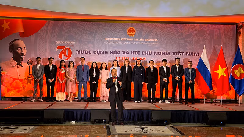 Trao Giấy khen tặng sinh viên Việt Nam và Nga. Trao Giấy khen tặng sinh viên Việt Nam và Nga.