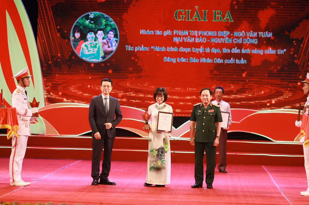 Tác giả Phong Điệp thay mặt nhóm tác giả Báo Nhân Dân cuối tuần nhận giải Ba. Tác giả Phong Điệp thay mặt nhóm tác giả Báo Nhân Dân cuối tuần nhận giải Ba.