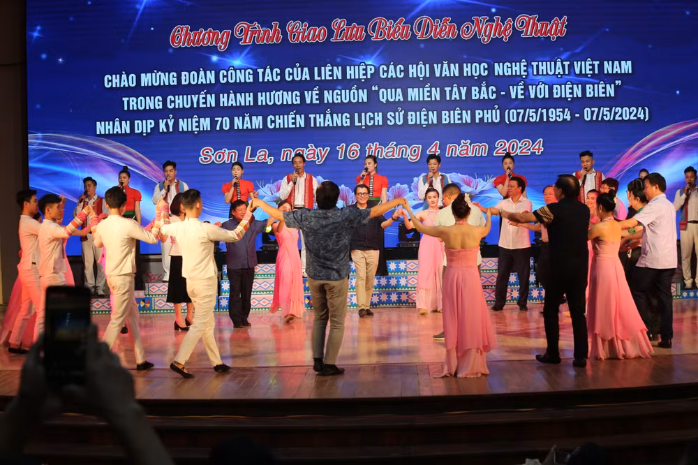 Đêm giao lưu văn nghệ với đồng bào các dân tộc tại Sơn La.