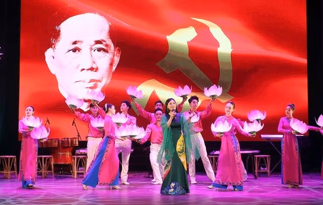 Nghệ sĩ Ưu tú Nguyễn Hương Giang biểu diễn bài hát "Khắc ghi tên Người - Bác Ba Lê Duẩn".