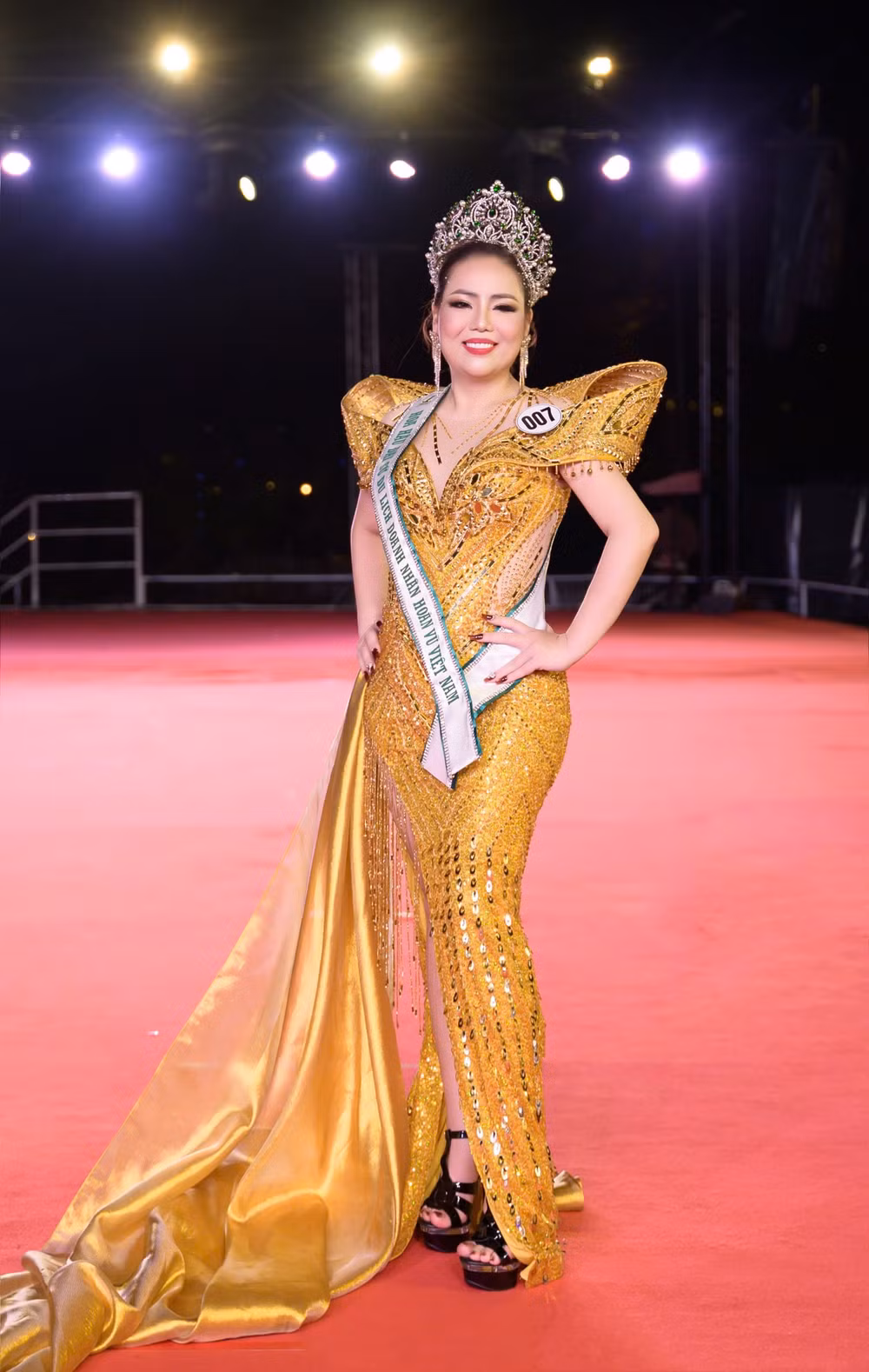 Nữ doanh nhân Hoa hậu Đại sứ Du lịch rạng rỡ trong trang phục dạ hội.