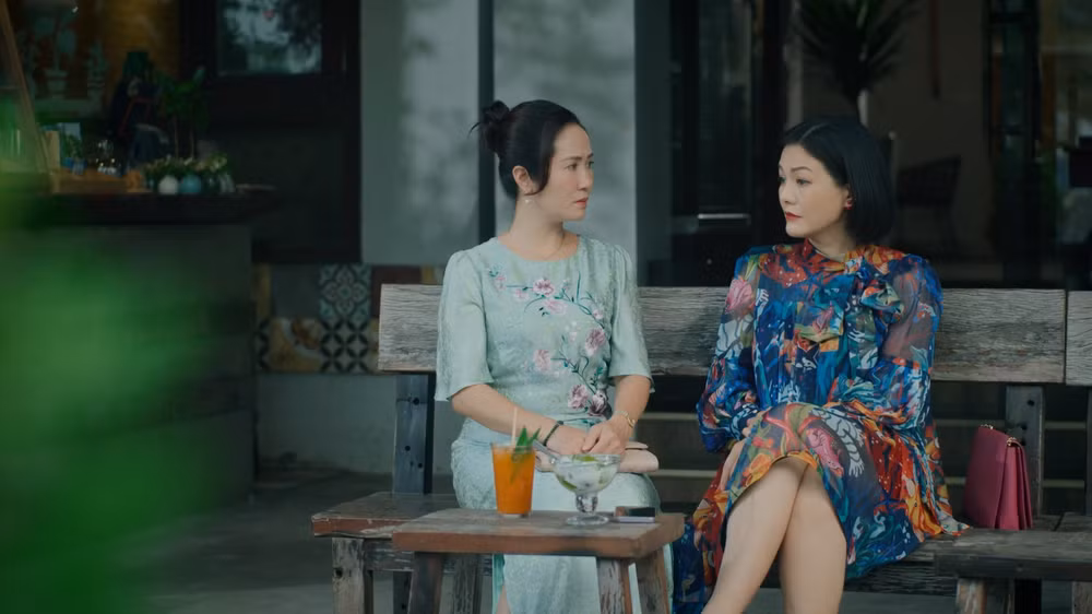 NSƯT Nguyệt Hằng (trái) vai Bà Hằng, diễn viên Hoàng Xuân (phải) vai Bà Liên. NSƯT Nguyệt Hằng (trái) vai Bà Hằng, diễn viên Hoàng Xuân (phải) vai Bà Liên.