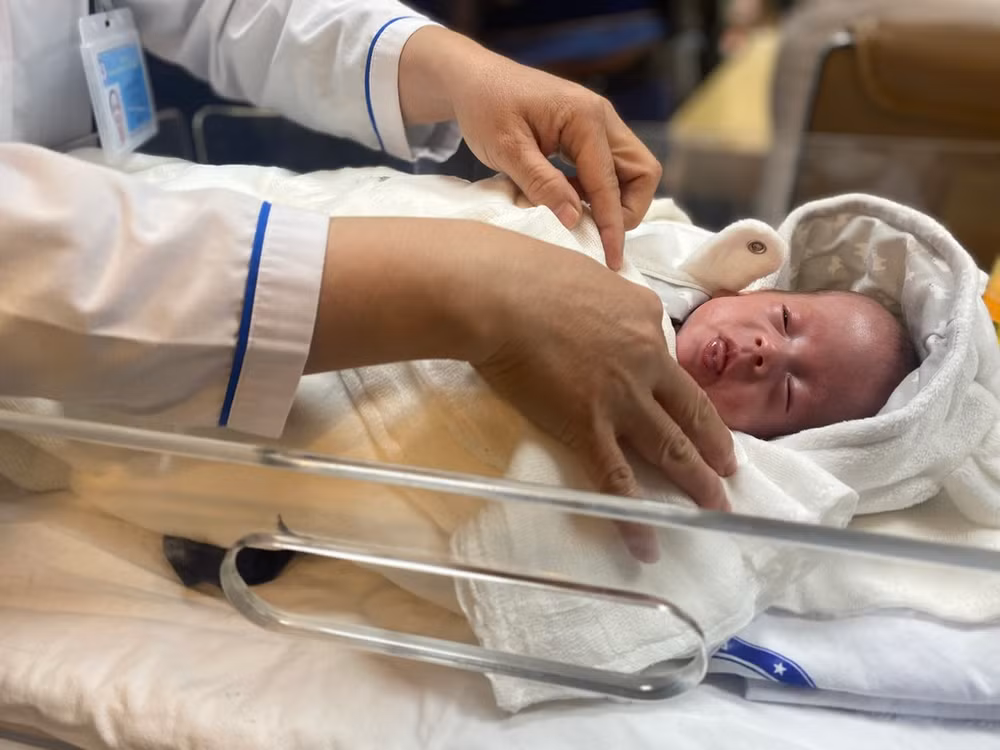 Các chính sách cần được triển khai đồng bộ, toàn diện, tạo điều kiện cho phụ nữ sinh con bảo đảm công việc và chăm sóc tốt cho con cái (Ảnh: NAM PHƯƠNG). Các chính sách cần được triển khai đồng bộ, toàn diện, tạo điều kiện cho phụ nữ sinh con bảo đảm công việc và chăm sóc tốt cho con cái (Ảnh: NAM PHƯƠNG).