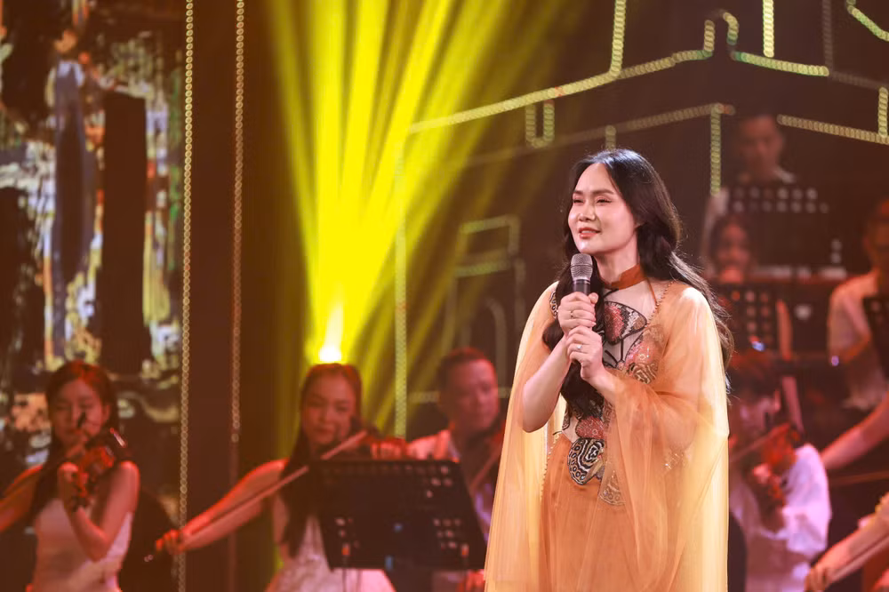 Nghệ sĩ Nhân dân Mai Hoa thể hiện ca khúc "Đâu phải bởi mùa thu". Nghệ sĩ Nhân dân Mai Hoa thể hiện ca khúc "Đâu phải bởi mùa thu".