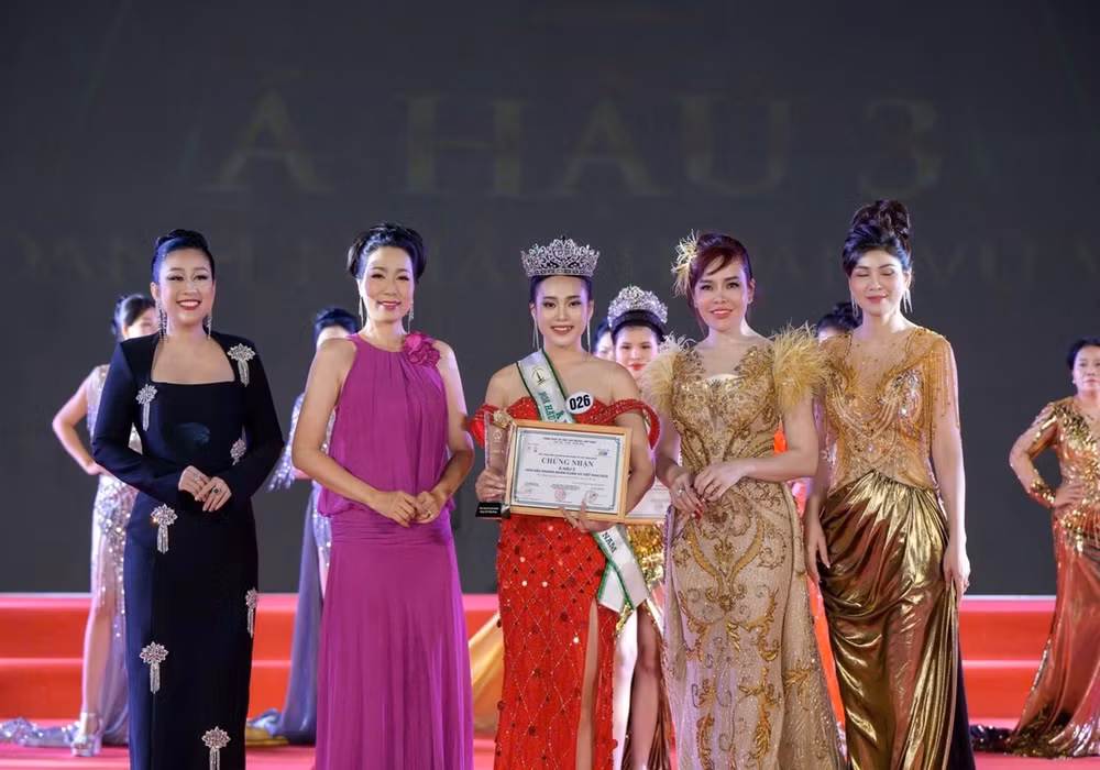 Nguyễn Thị Phương Nga đạt danh hiệu Á hậu 3.