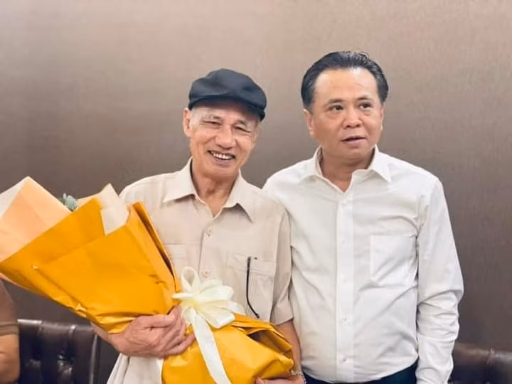 Nhạc sĩ Ngọc Khuê (bên trái) và tác giả bài thơ được phổ nhạc Lê Khánh Hưng.